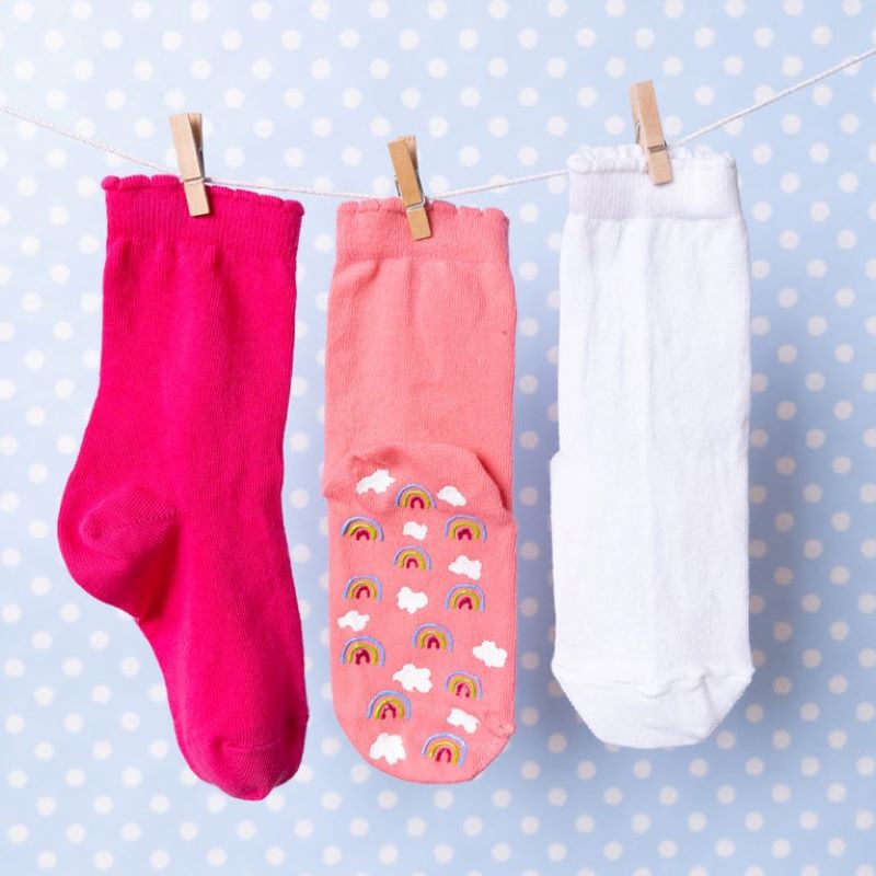 Kuschelsocken mit Regenbogen Beitragsbild