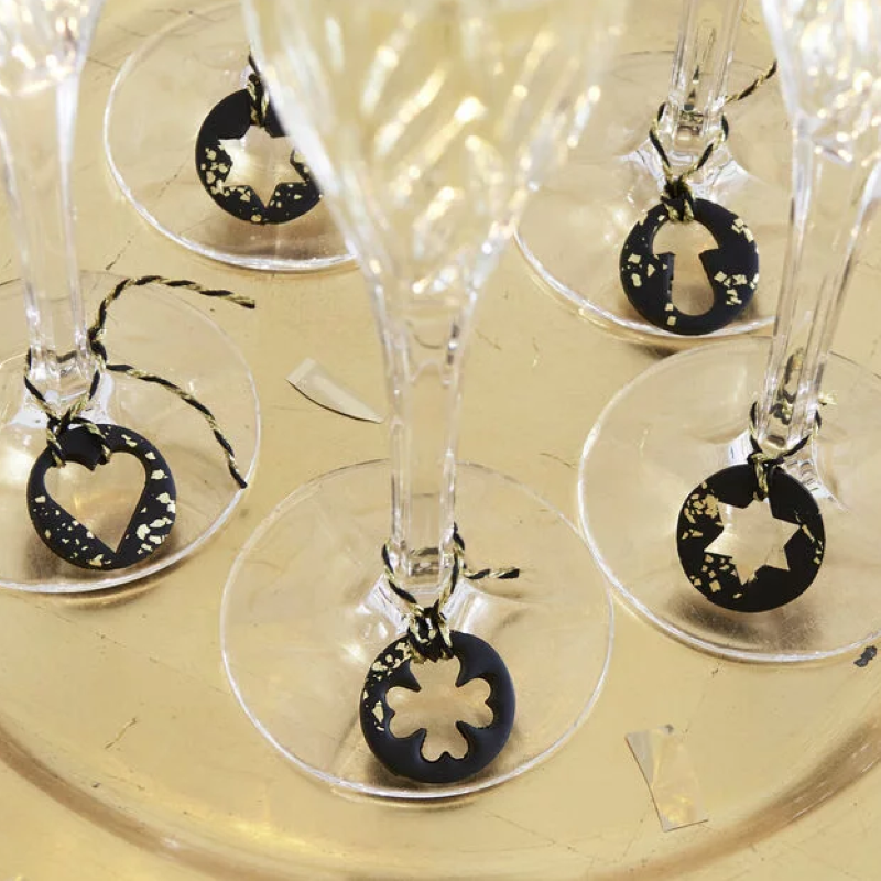 Anhänger_mit ausgestanzten_Motiven_für Sektgläser_Beitrag