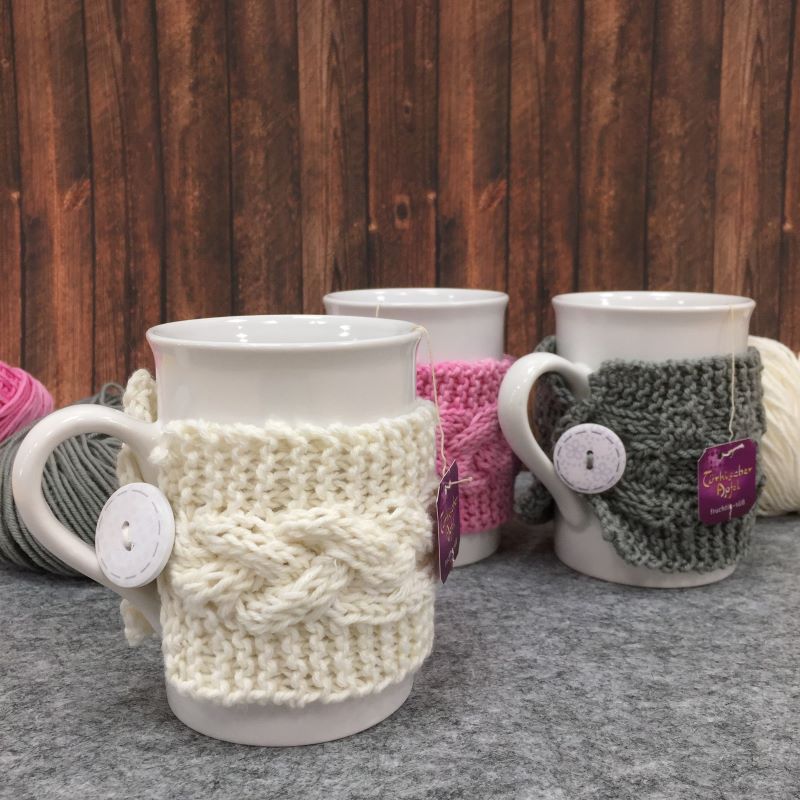 gestrickte Tassenwärmer in drei Farben