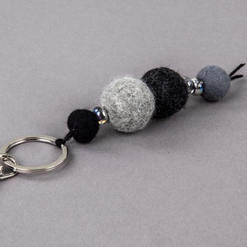 Schlüsselanhänger mit Filzkugeln in Grautönen