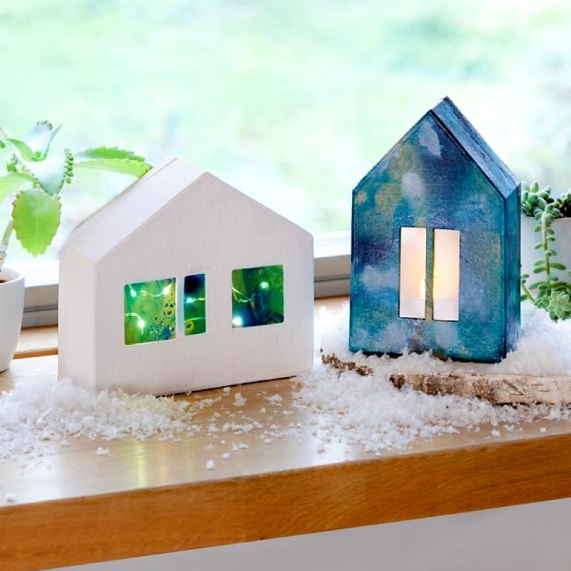 PappArt-Häuser mit Farbeffekt auf Fensterbank