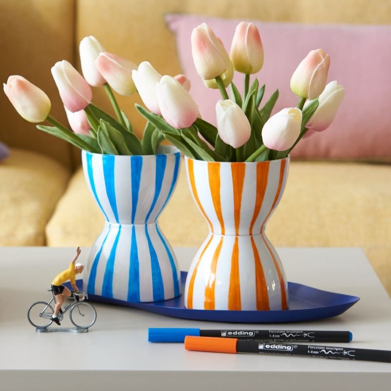 farbenfrohe Tassen-Vase mit Blumen dekoriert