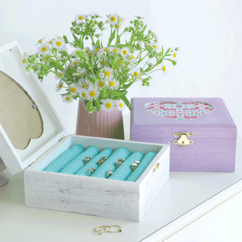 Schmuckdose im Vintage-Look mit Schmuck und Blumenvase