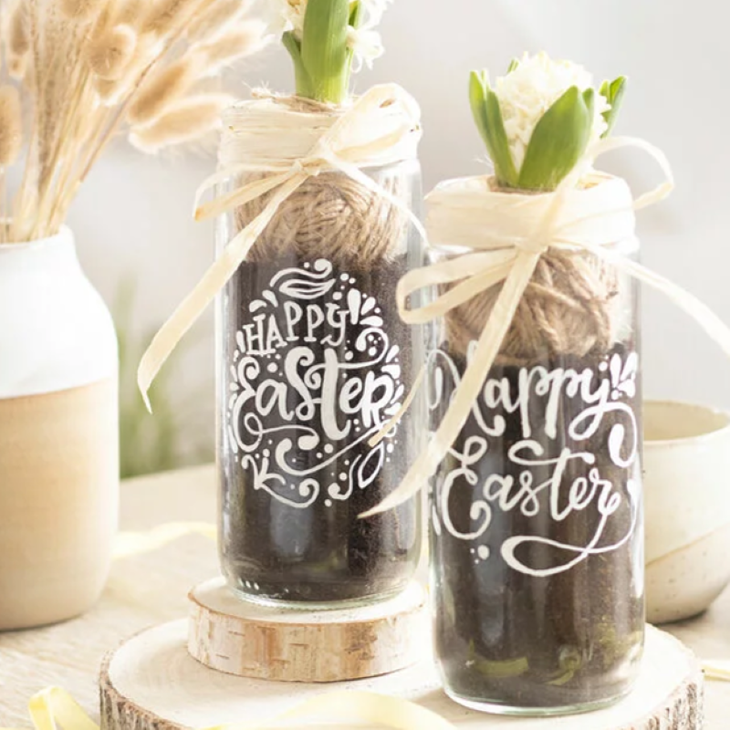 Vase mit Ostermotiv dekoriert mit Hyazinthen und Schleife