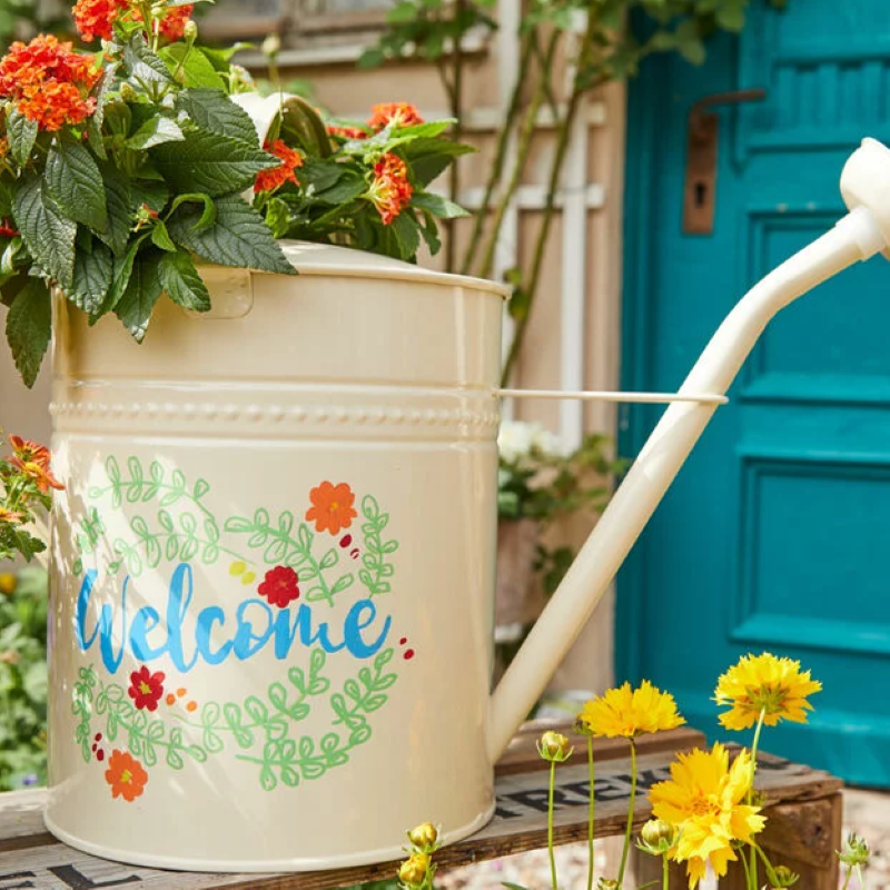 Gießkanne kreativ gestalten und vor die Haustüre stellen