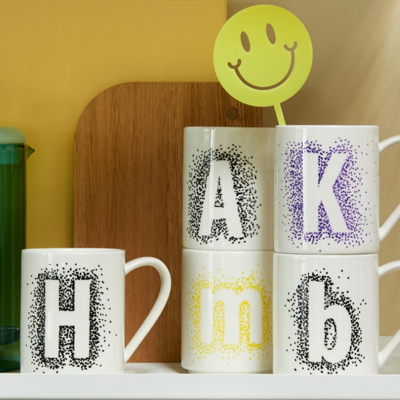 Porzellan-Becher mit Pünktchen-Motiv