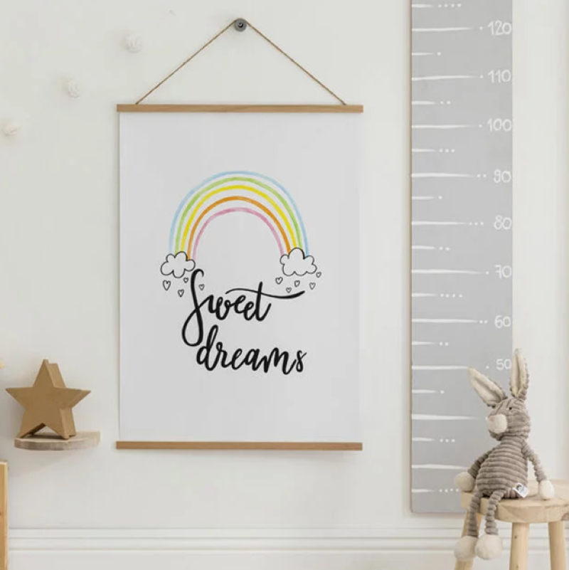 Traumhaftes Poster mit Regenbogen und Sweet Dreams Schriftzug