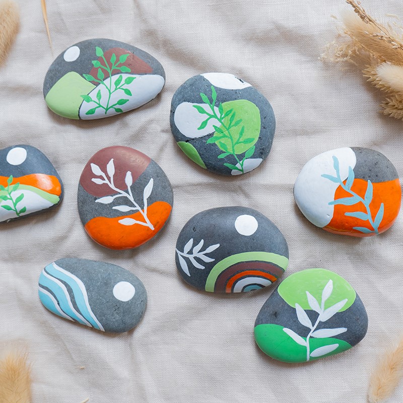 Steine mit buntgemalten Steinen