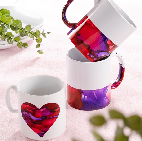 Tassen mit Aquarell-Mustern und Herz