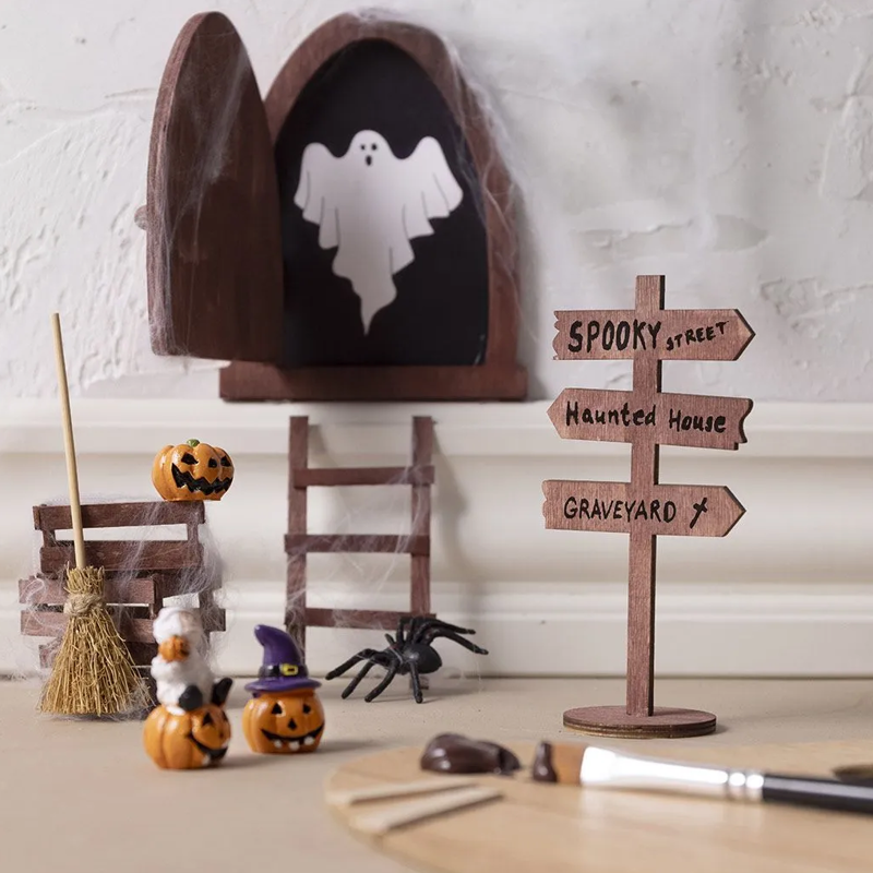 Halloween-Wichteltür mit Gespenst und Mini-Deko