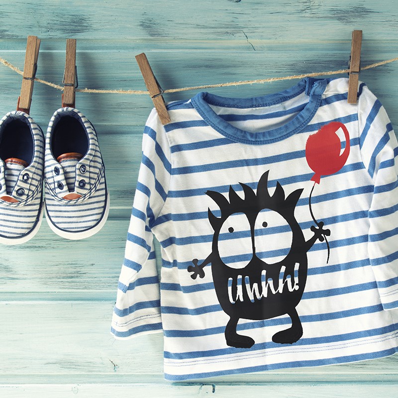 gestreiftes Monster-Shirt fürs Baby auf Wäscheleine aufgehängt