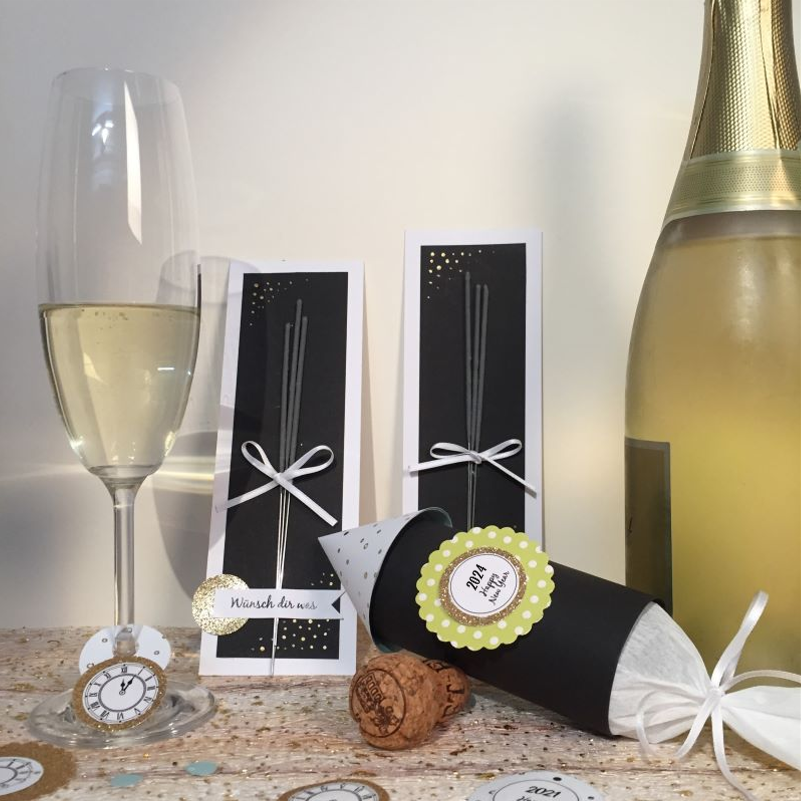 festliche Silvester-Dekoration mit Wunderkerzen, Papp-Rakete und Streuteile