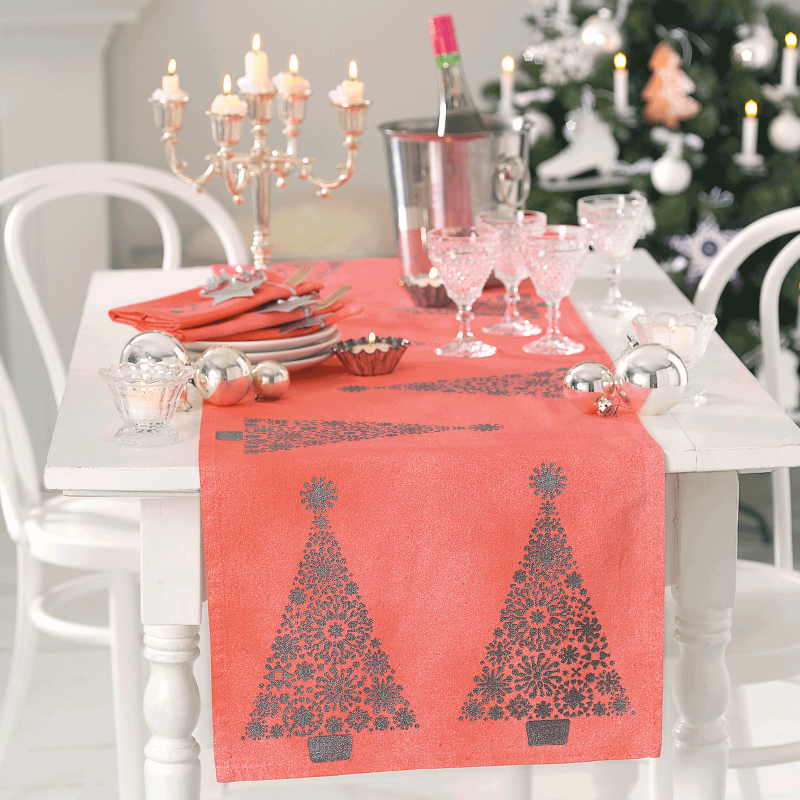 weihnachtliche Tischwäsche auf einem Tisch drapiert