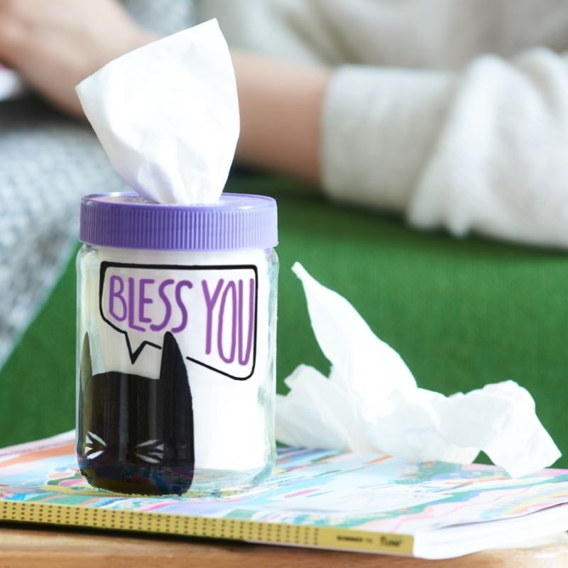 Praktische Taschentücher-Box mit Motiv und Spruch bemalt.